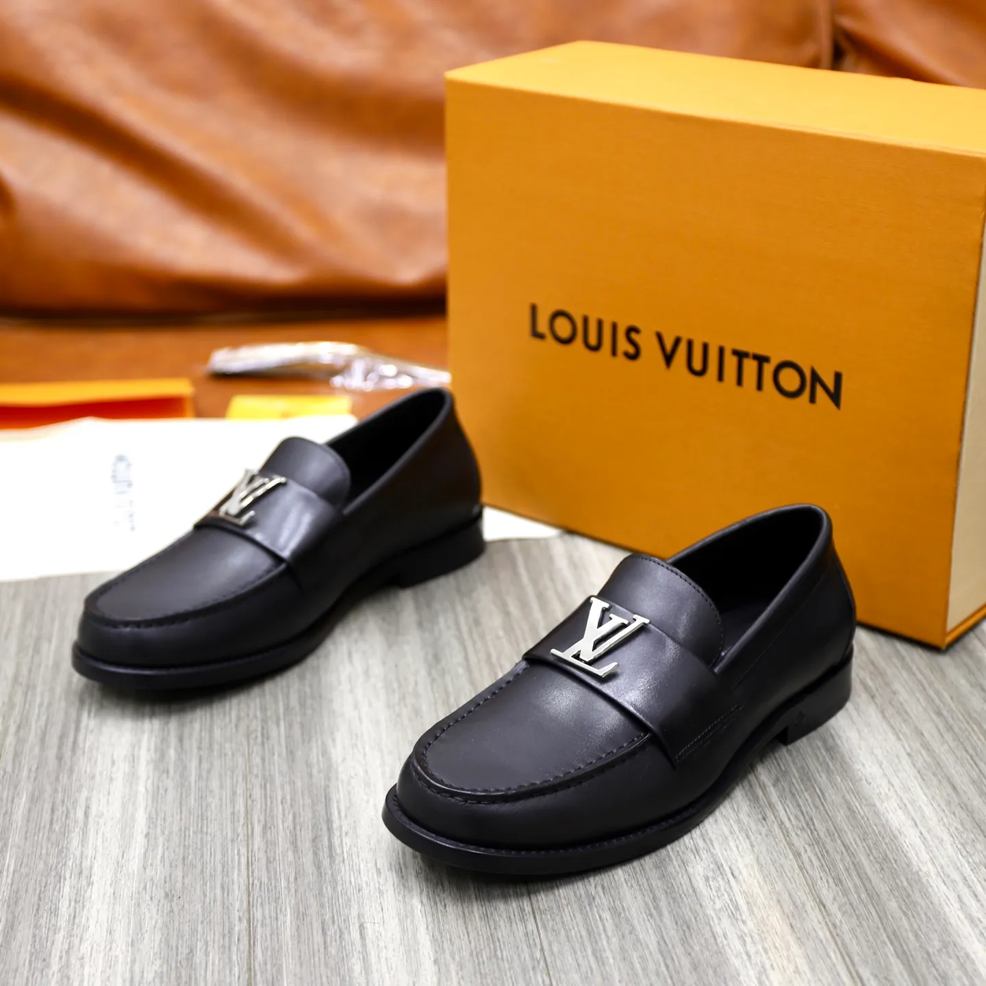 Men's shoes 💰: 💰900LV Louis Vuitton slip-on loafers, top quality products produced in Dongguan, ready for sale! This LV Glove loafer is made of selected soft cowhide, with a slightly wrinkled leather surface and a very high-end texture. Each pair is unique. The leather surface is light and soft, with a fine texture and good luster. It is a classic loafer style, with exquisite handmade mark stitching on the toe, and a square toe configuration to highlight the classic style. The horizontal band has hot-printed LV three-dimensional letters, semi-solid handcrafts and a genuine leather outsole, and a rubber patch on the heel to create wear-resistant performance and comfort. One of the must-have loafers for men! Comes with full original packaging! Code number: 38-39-40-41-42-43-44 (38, 45, 46 customized) standard leather shoe code